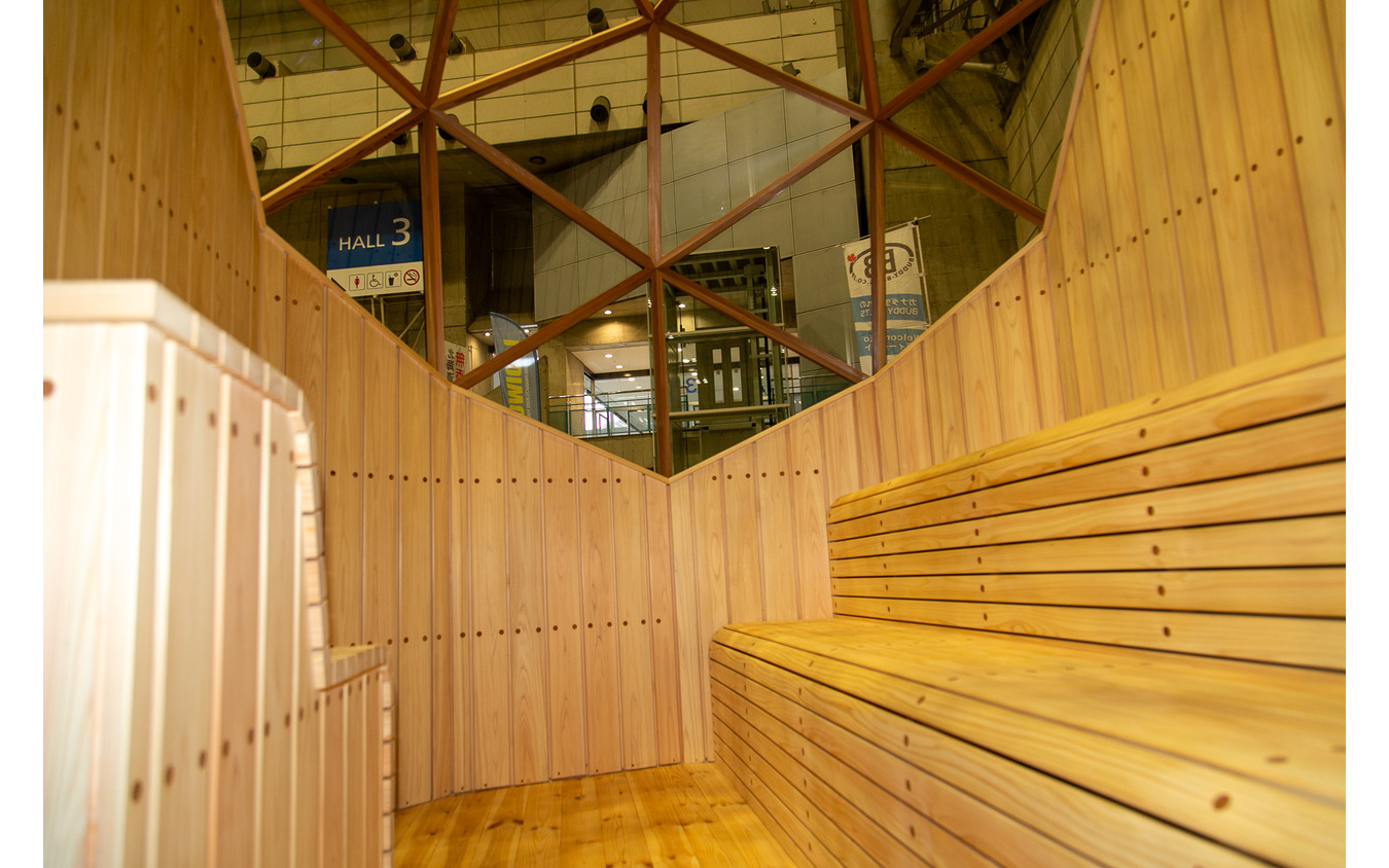 大きなドーム型の窓と木造の車体が目を引くドームサウナ…ジャパン