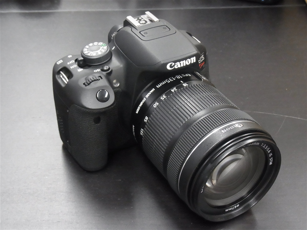 価格.com - 『正面。18-135のレンズを装着』CANON EOS Kiss X7i EF-S18