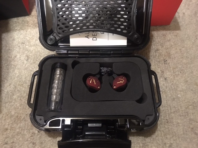 価格.com - 『凄いケースにまさに格納されてます。』FENDER Pro IEM