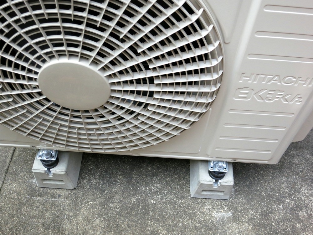 価格.com - 『HBM-400と室外機本体との間に防振ゴムを入れてあります