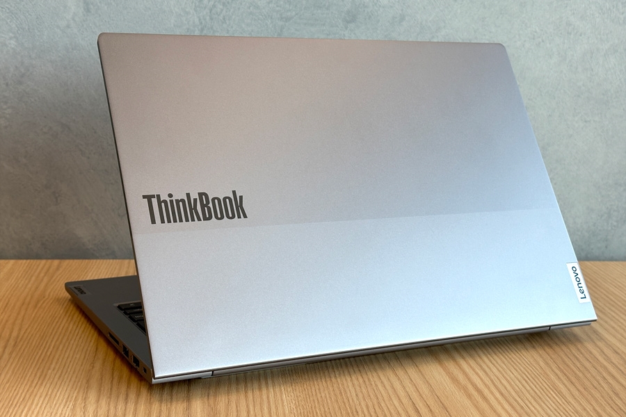 価格.com - 『濃淡のシルバーのツートンカラー。「ThinkBook」の大きめ