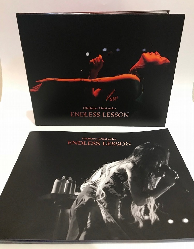 鬼束ちひろを4名のフォトグラファーが撮影。コンサート映像作品付属の