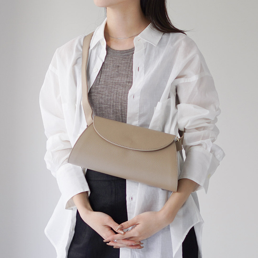 AULENTTI（オーレンティ） フラップ ショルダーバッグ / ボディバッグ