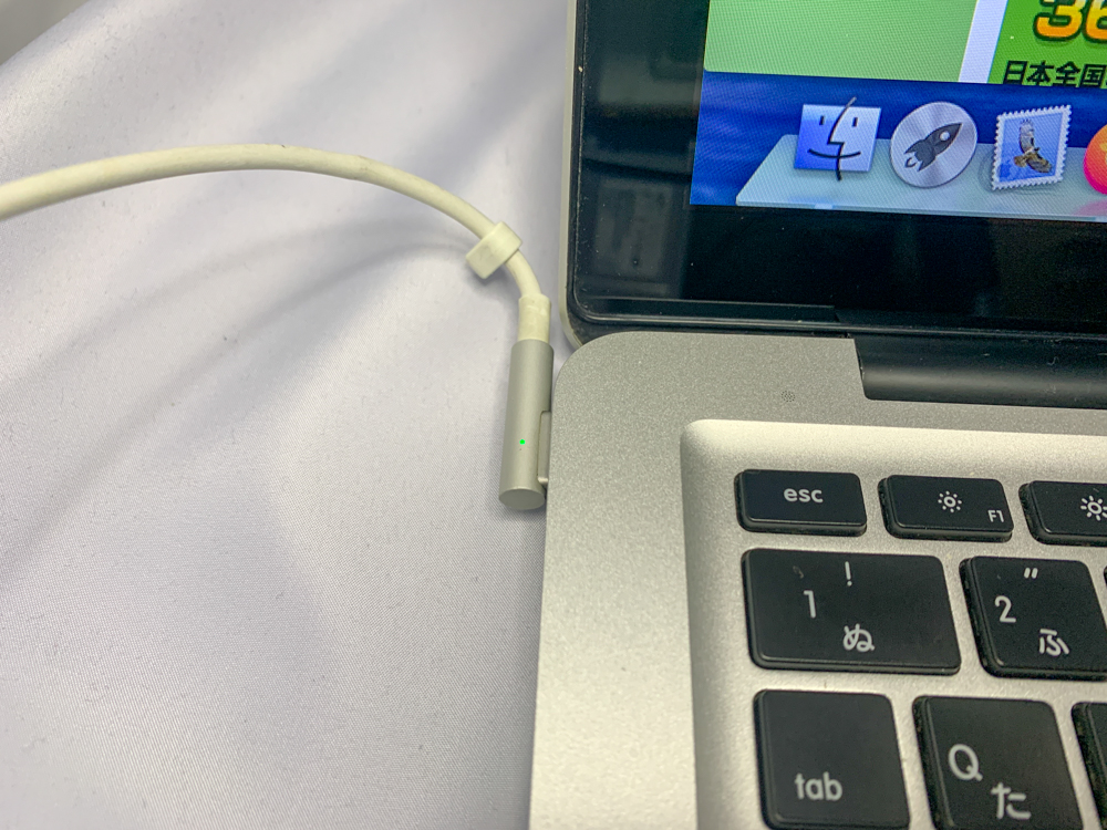 MacBook Pro 充電が出来ずランプが緑のまま ロジックボード修理しま