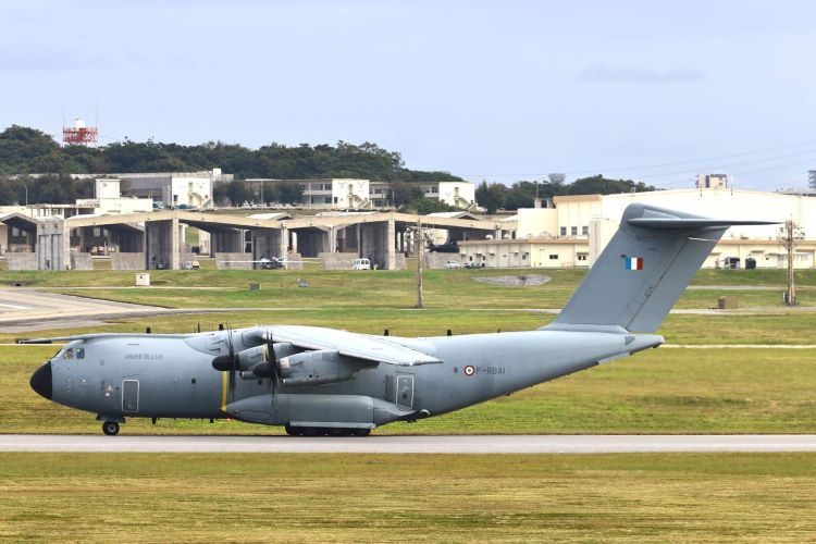 フランス空軍の輸送機が初飛来 米軍嘉手納基地に 沖縄