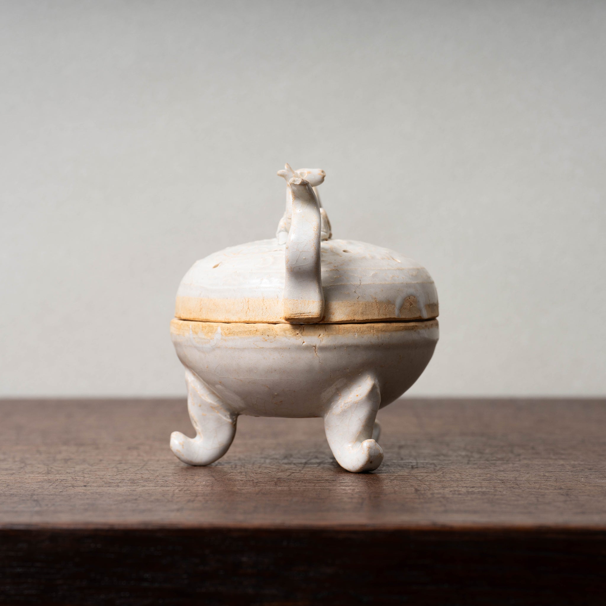 唐代 景徳鎮 白磁馬蓋付三足香炉 – 燦禾 SANKA
