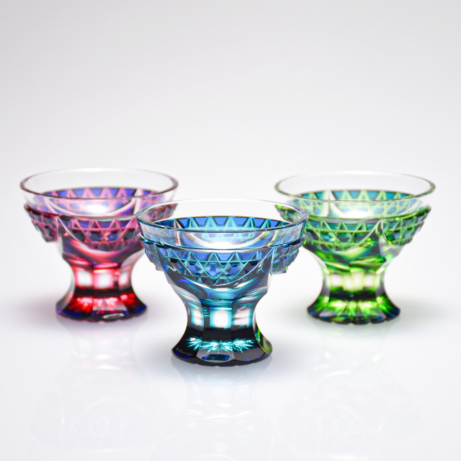 島津薩摩切子】 二色衣 脚付盃 cut201 – ㈱島津興業 島津薩摩切子