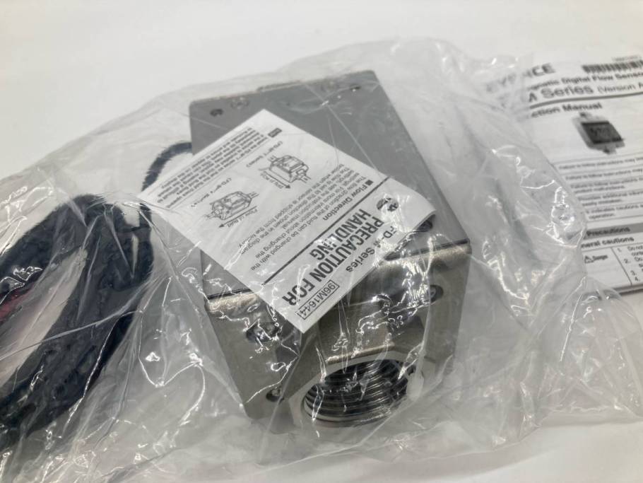 KEYENCE FD-R50 Clamp Type Flow Sensor - 40A/50A Liquid Flow Meter