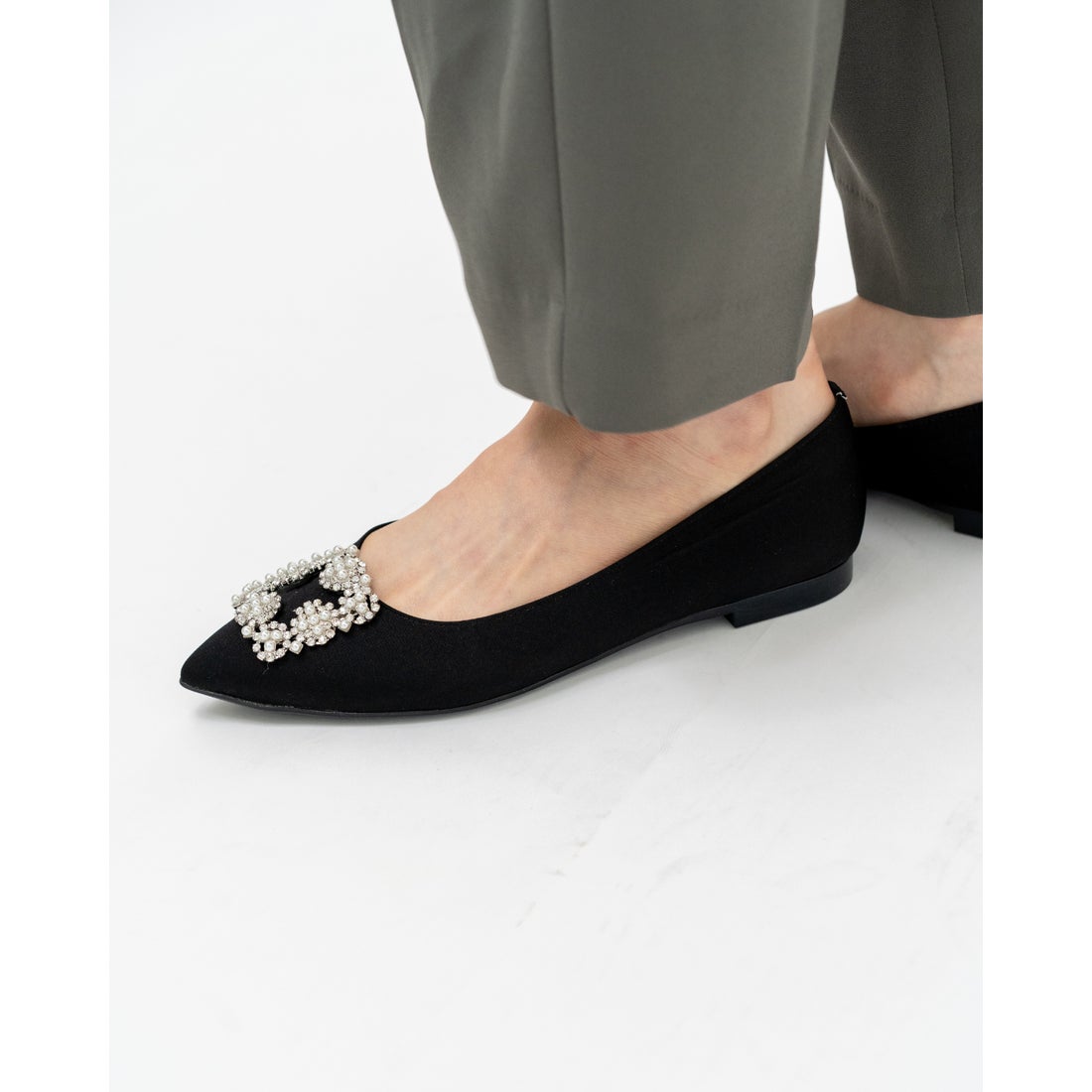 フラット ビジューバックル パンプス （ブラック サテン） -Emma