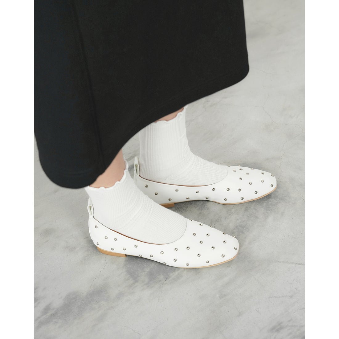 フラット スタッズパンプス （ホワイト スムース） -Emma Francis