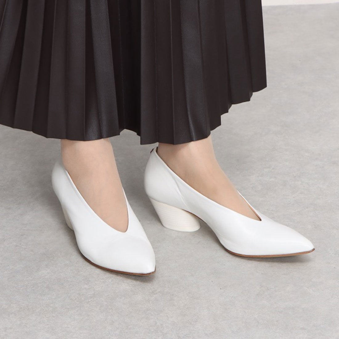 アルマネラ HALMANERA 太ヒールVカットパンプス （ホワイト