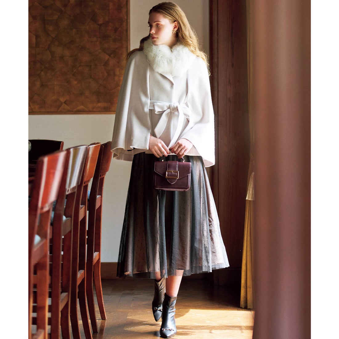 ノエラ NOELA ファースリットケープコート （オフホワイト