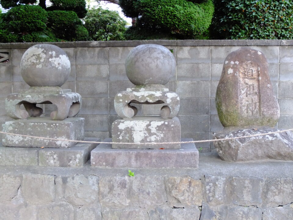 山梨の丸石道祖神（丸石神）の写真 | セミブログ