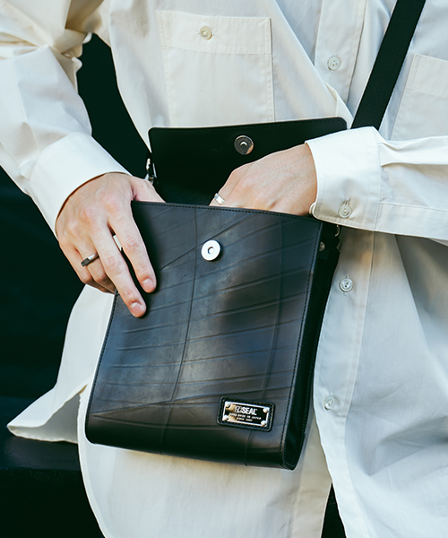 キスロックスクエアショルダーバッグ | 日本職人が作るメンズ トート