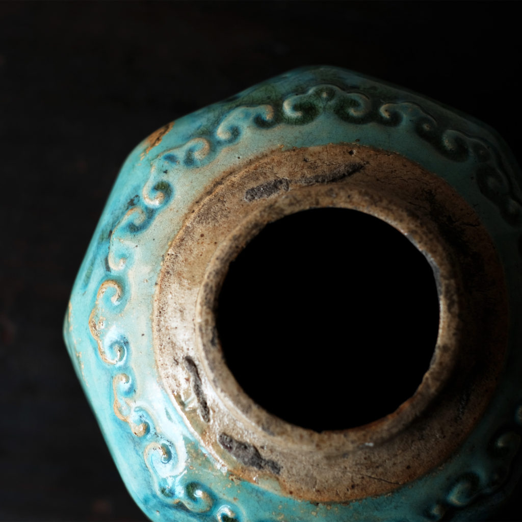 清朝 石湾窯 緑釉陽刻面取壺 | 骨董と詩学 Antique & Poetics | 蛇韻律