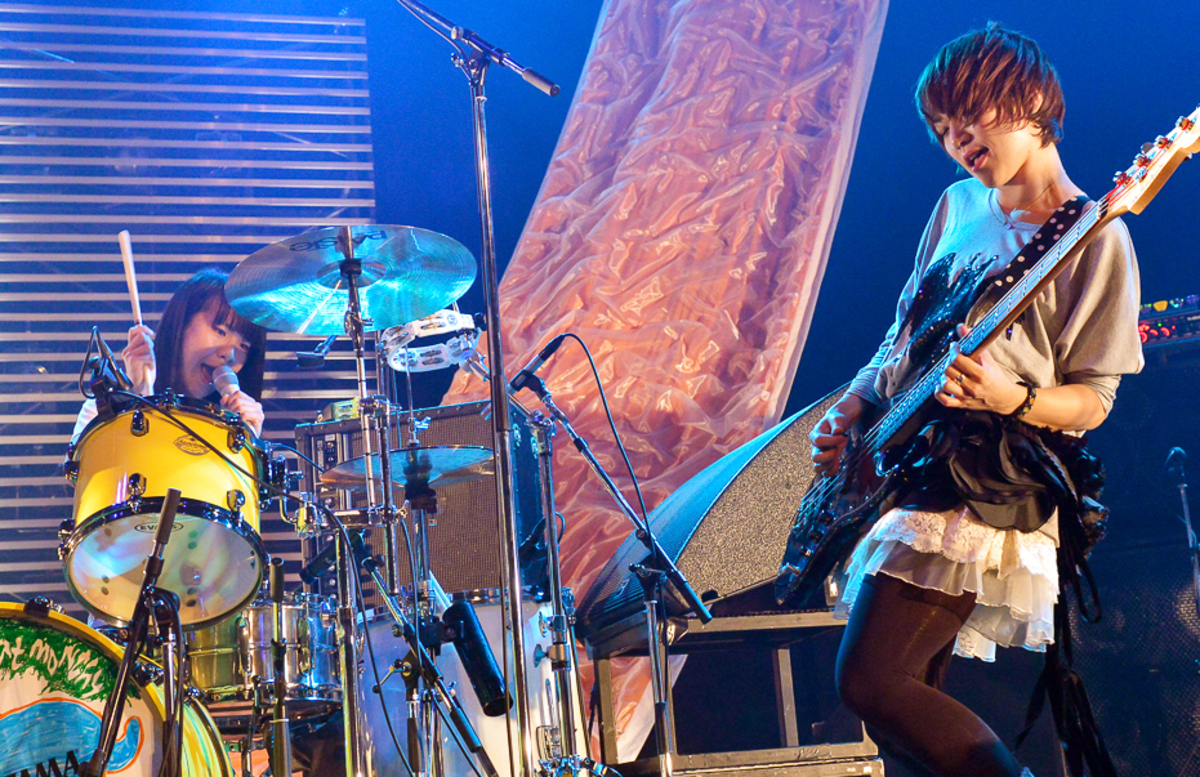 チャットモンチー、11/13にLIVE Blu-ray / DVD『変身 TOUR'13@Zepp