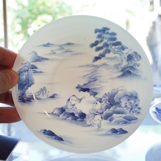 三川内焼】愛らしい唐子絵や、優美な色づかいに魅了される。「五光窯