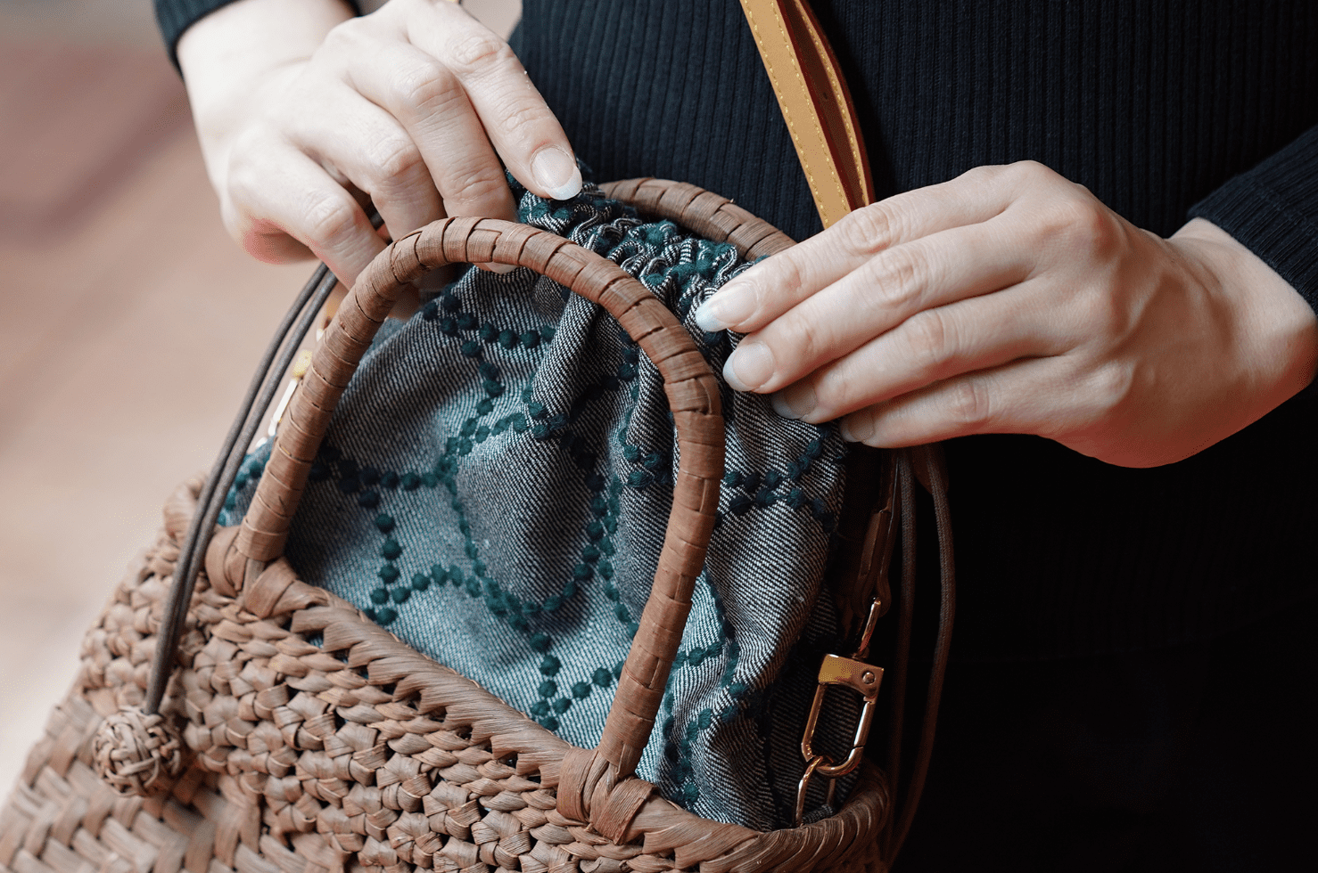 大人のための希少な籠バッグ | Yama-Biko 山葡萄籠バッグ × ミナ