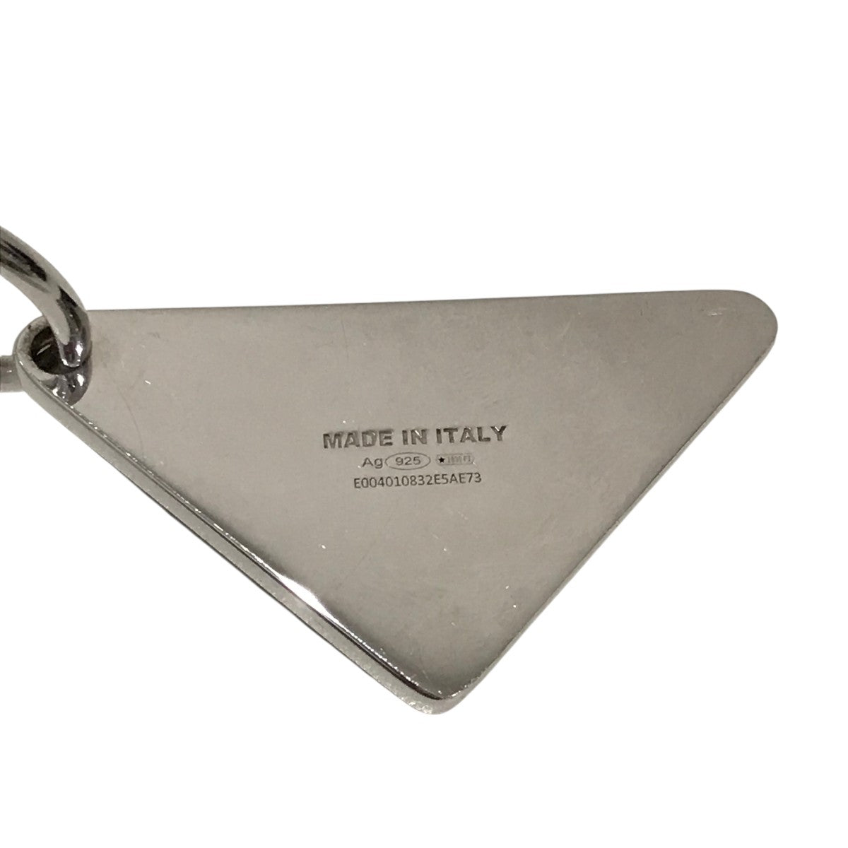 PRADA(プラダ) トライアングル ロゴ プレート ピアス ブラック｜【公式