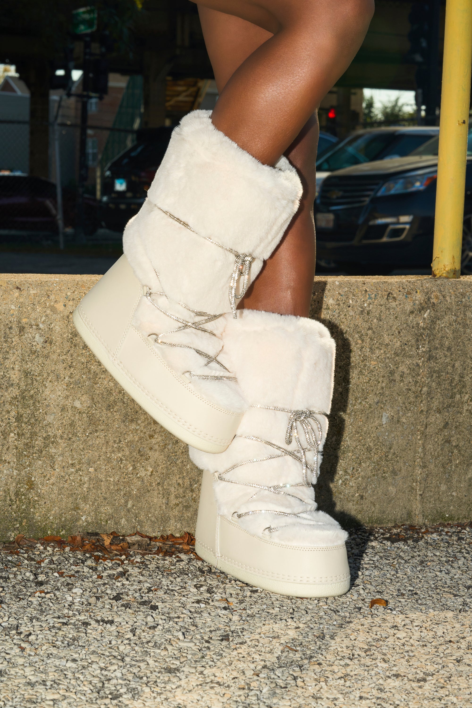 AZALEA WANG KARMELA CREAM FUR MOON BOOT – AKIRA