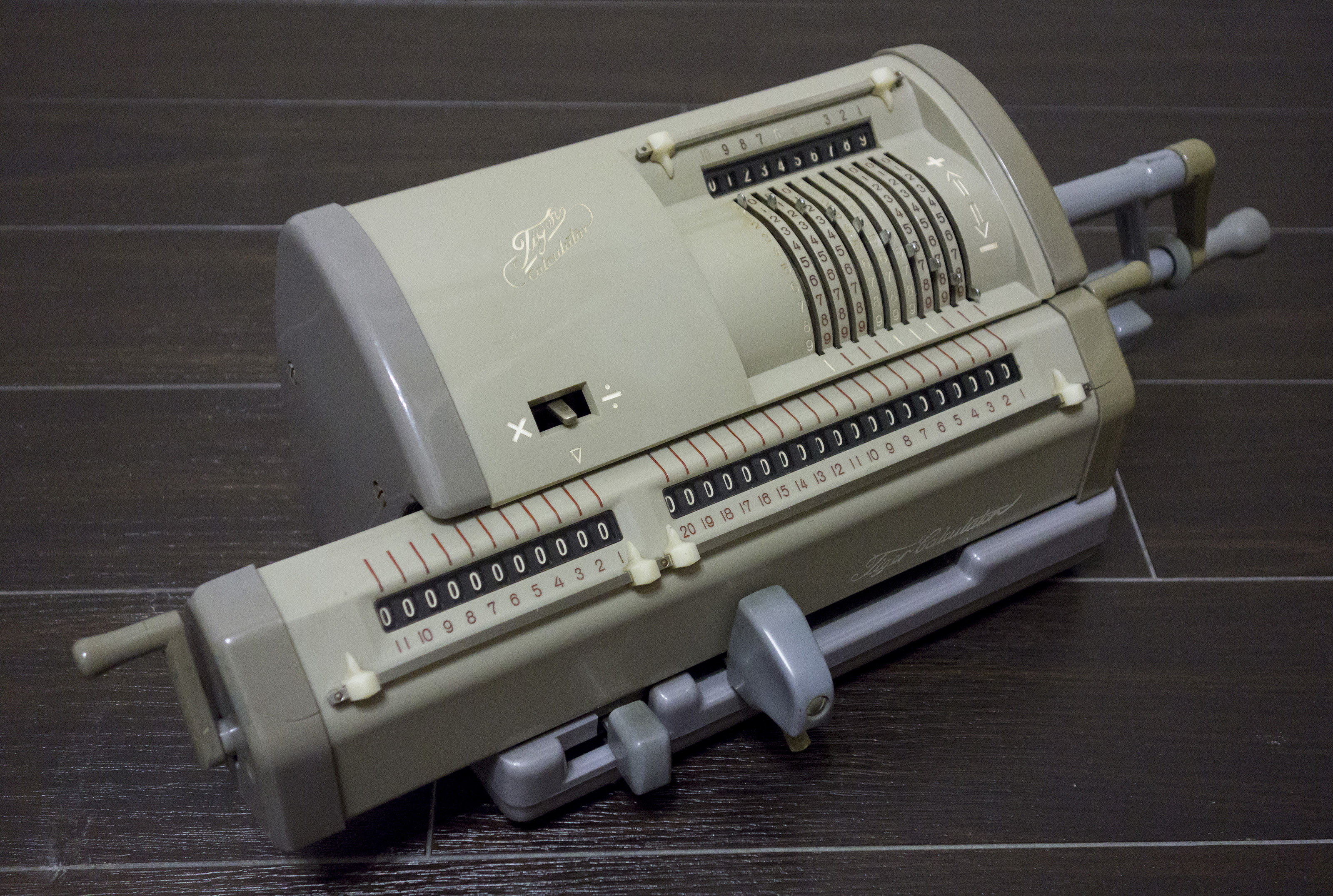 国内で最も普及した機械式計算機 タイガー計算器