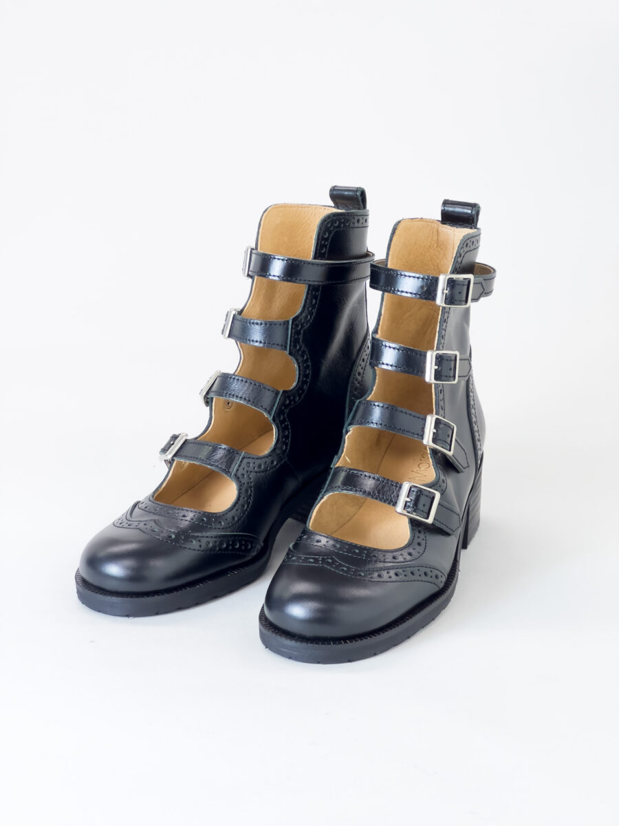 ジェーンマープルを象徴するアイコンシューズ「4STRAP SHOES」が