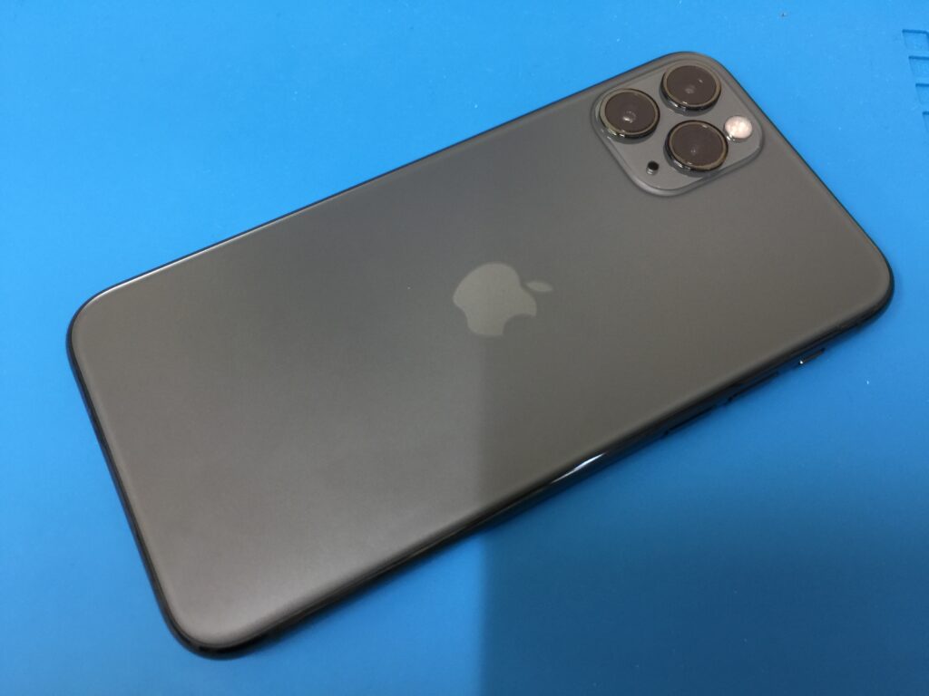 iPhone 11 Pro のリアカメラを起動すると画面にレンズのひび割れが写り