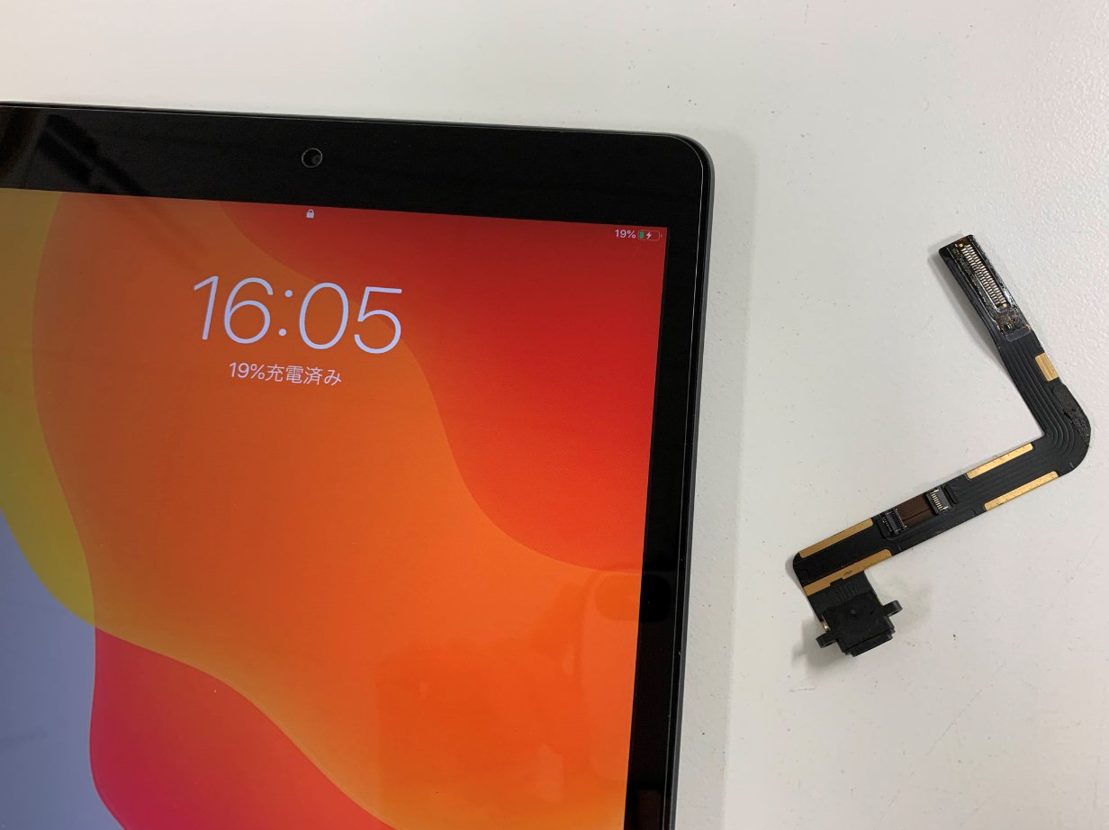 iPad第7世代充電部分交換修理！接触不良で本体が動いたら反応が