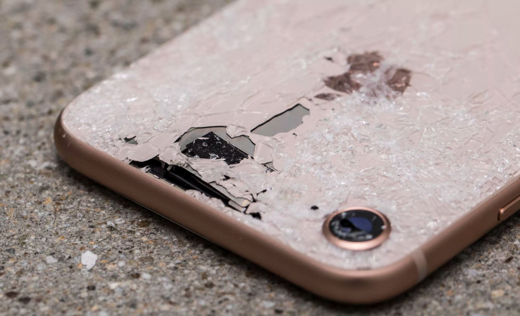 違法!?】割れたiPhoneの背面ガラスは修理・交換できない | スマライフ