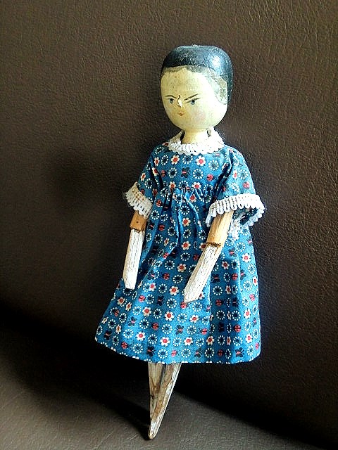 アンティークのペグ ウッデン ドール - バニキンズ,ベークライトボタン
