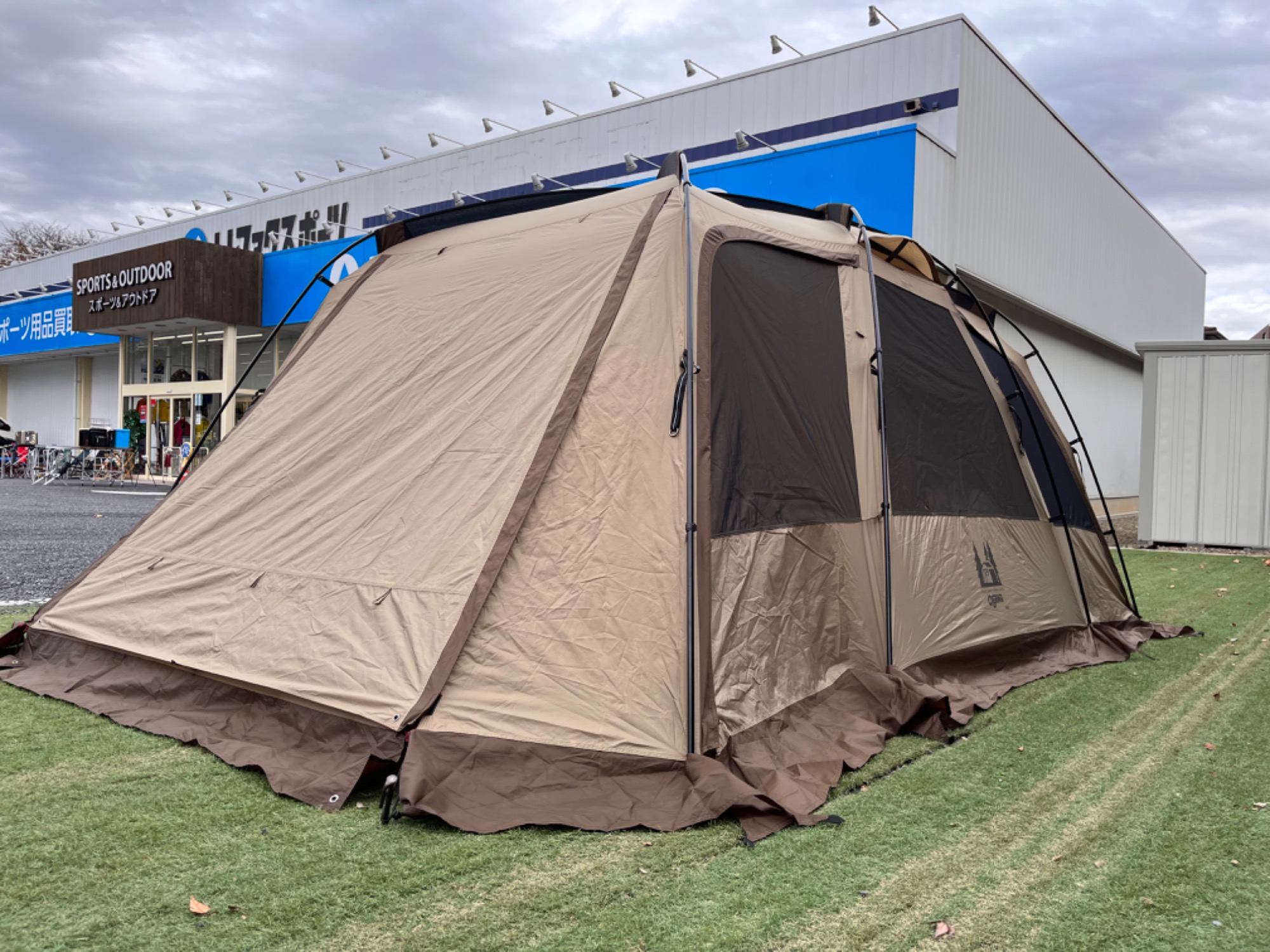 1人でも設営簡単！オガワの2ルームテント『ファシル』[2023.11.11発行