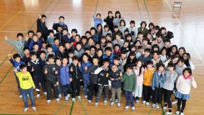 安城市立錦町小学校 | 学校日記 | 6年生で集合写真