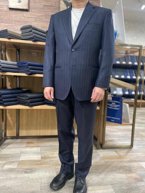 イタリア生地の名門『カノニコ』で魅せる光沢感のあるネイビースーツ
