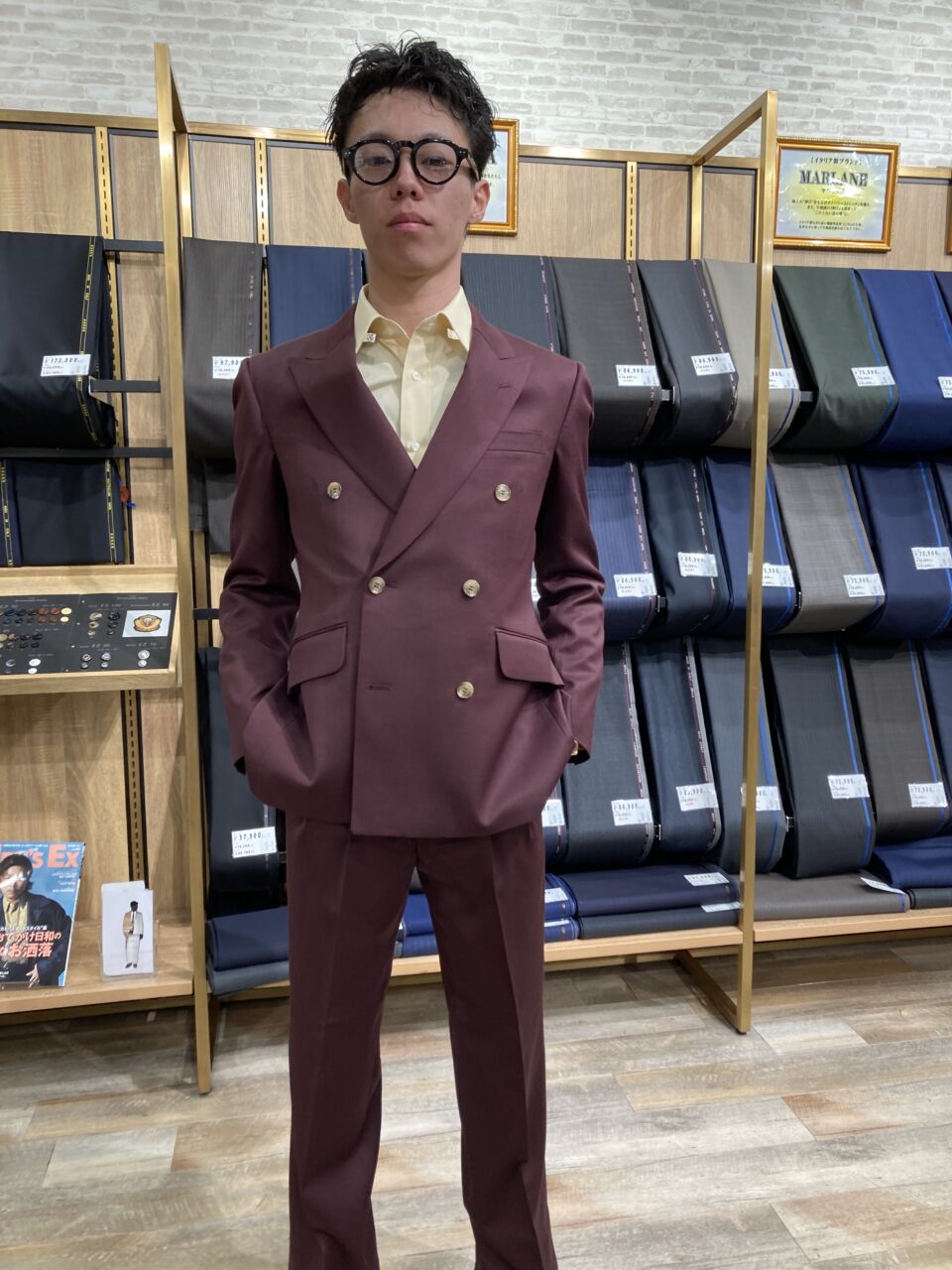 スッキリジャケット＆ゆったりスラックスのワインレッドダブルスーツ