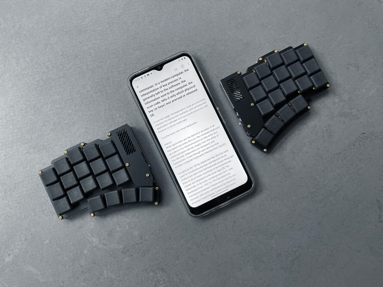 狭ピッチ & 薄型キーボードで、お出かけ先でのタイピングを楽しくして