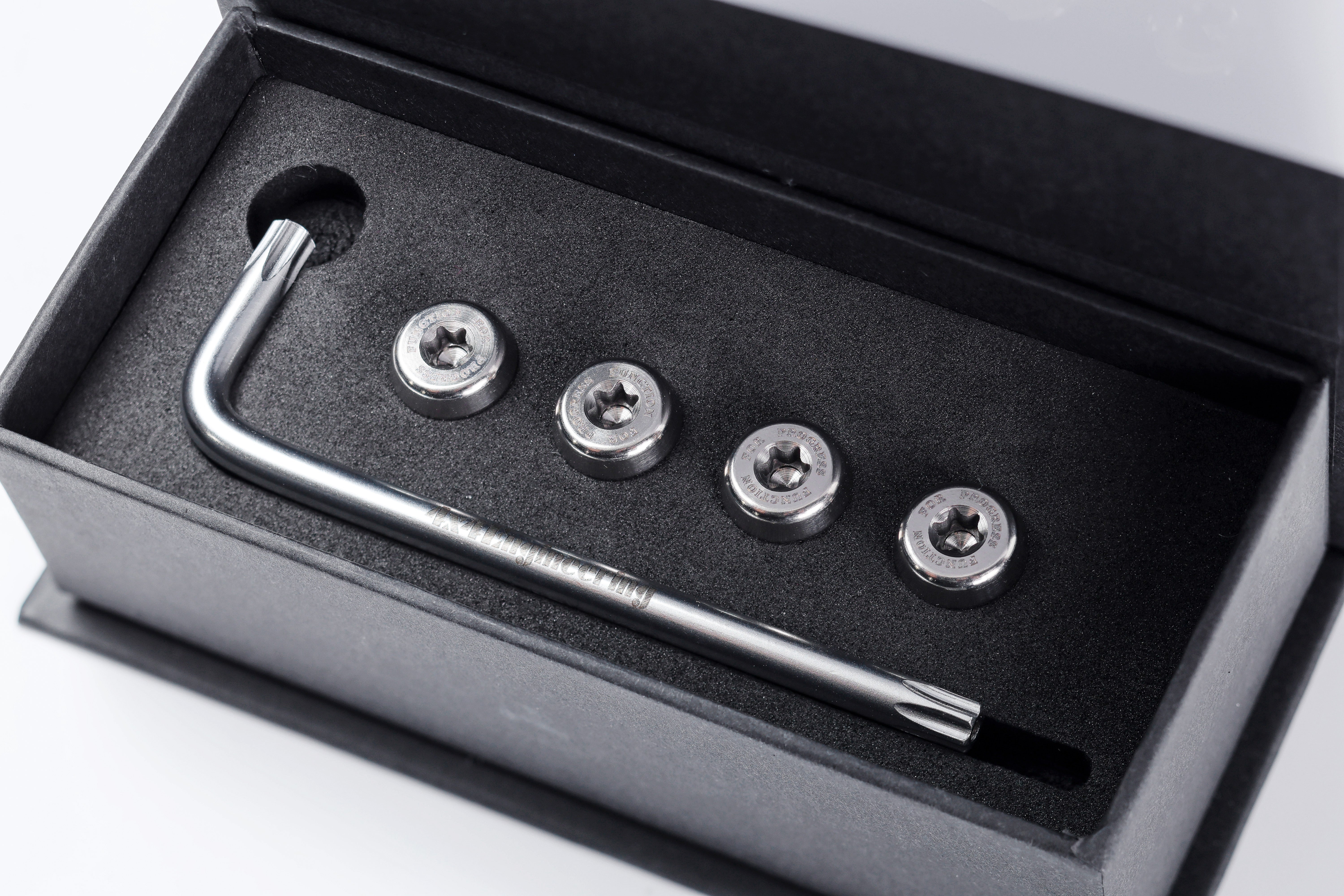 チタニウムライセンスプレートボルトキット | フォーバイフォー