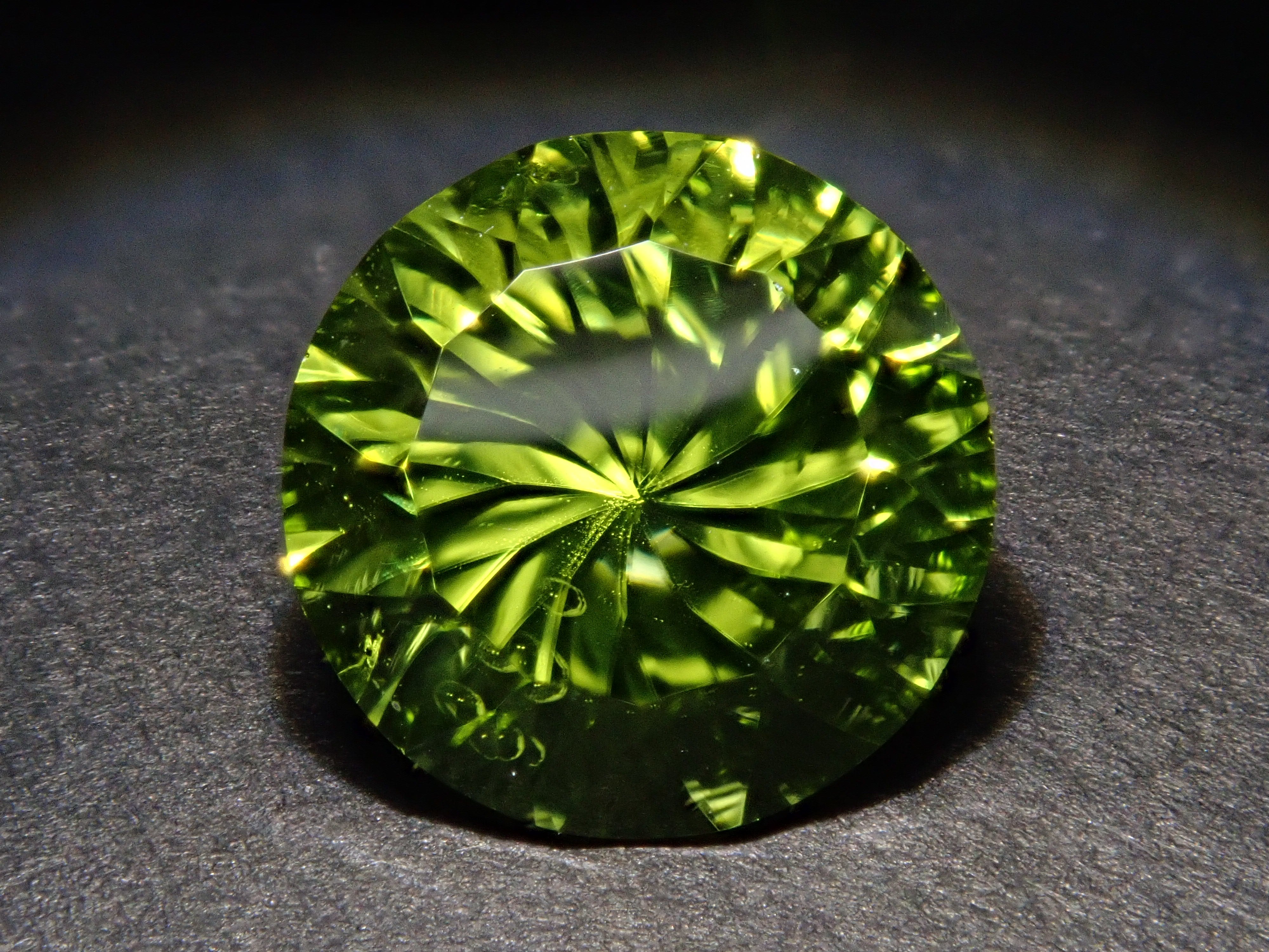 ペリドット・リリーパッド 1.310ctルース（ボルテックスカット）