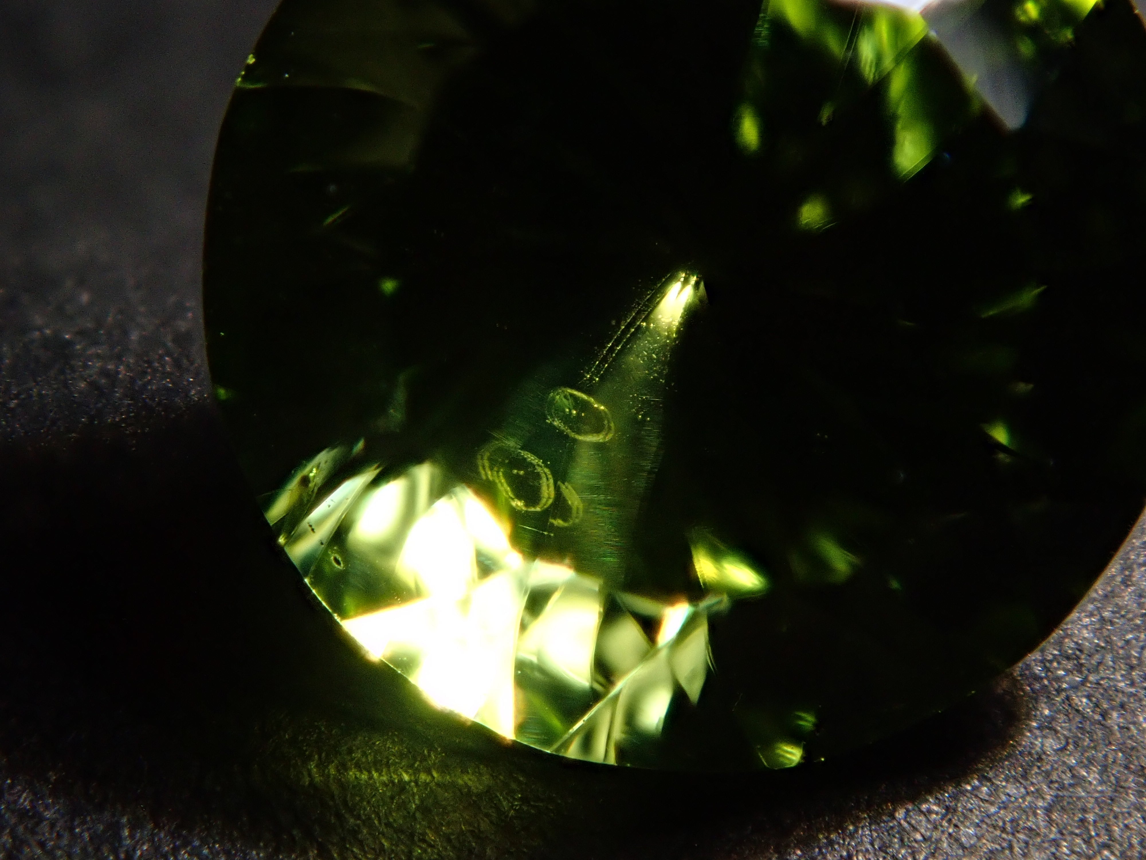 ペリドット・リリーパッド 1.310ctルース（ボルテックスカット）