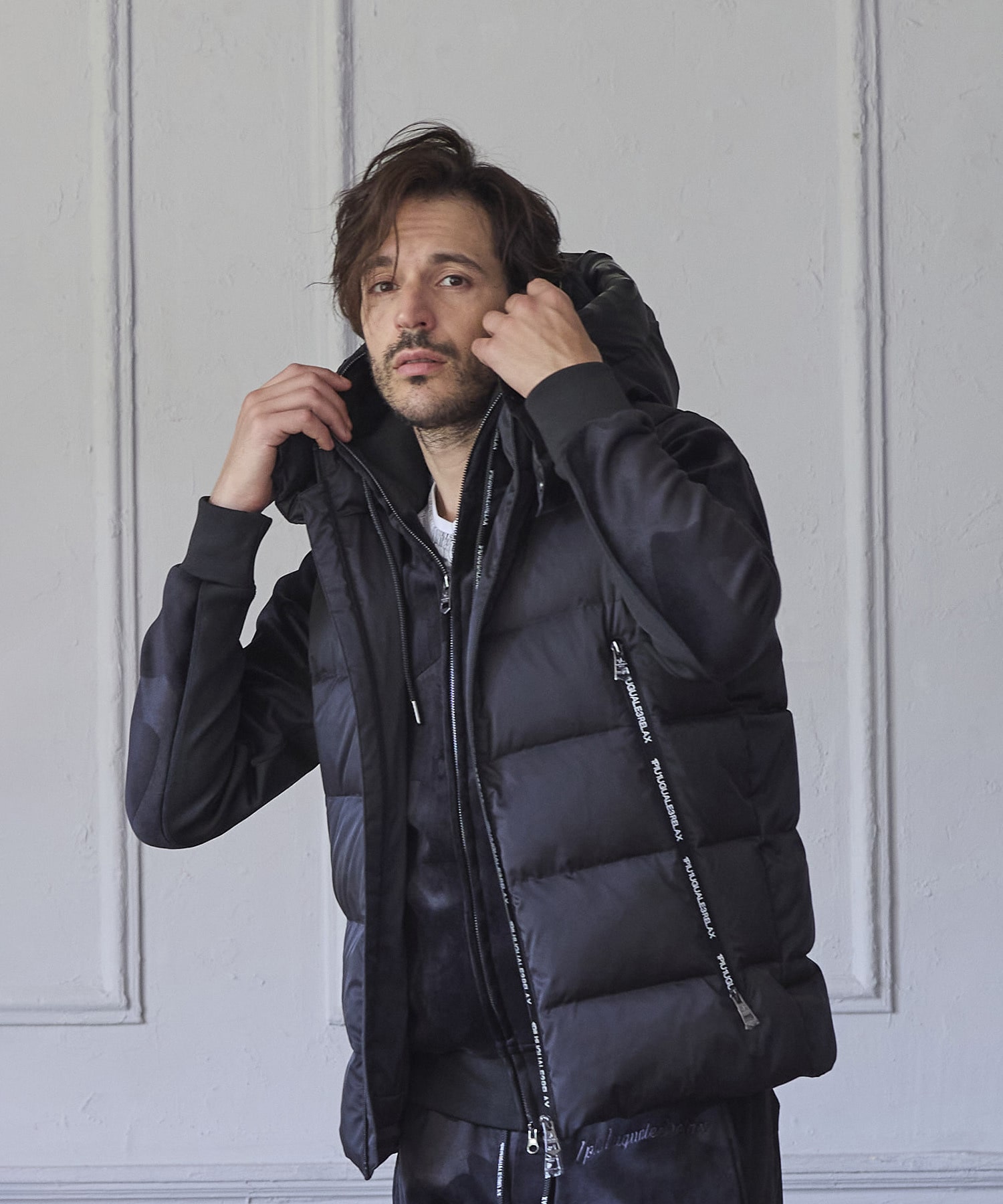 1PIU1UGUALE3 別注フード取り外しWater Proof logo zipスタンドダウン