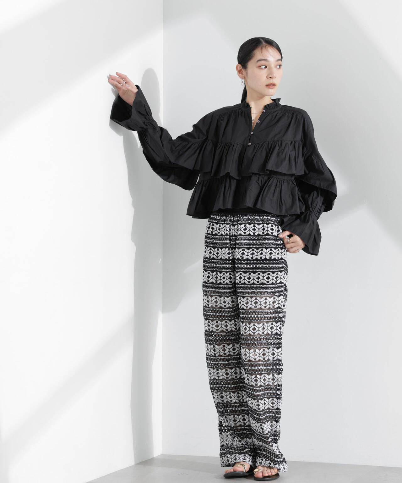 Sara mallika / COTTON VOLUMEFRILL SHORTBLOUSE