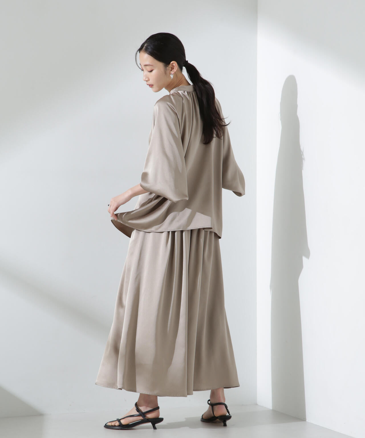 前後2WAY サテンドルマン ギャザー ブラウス