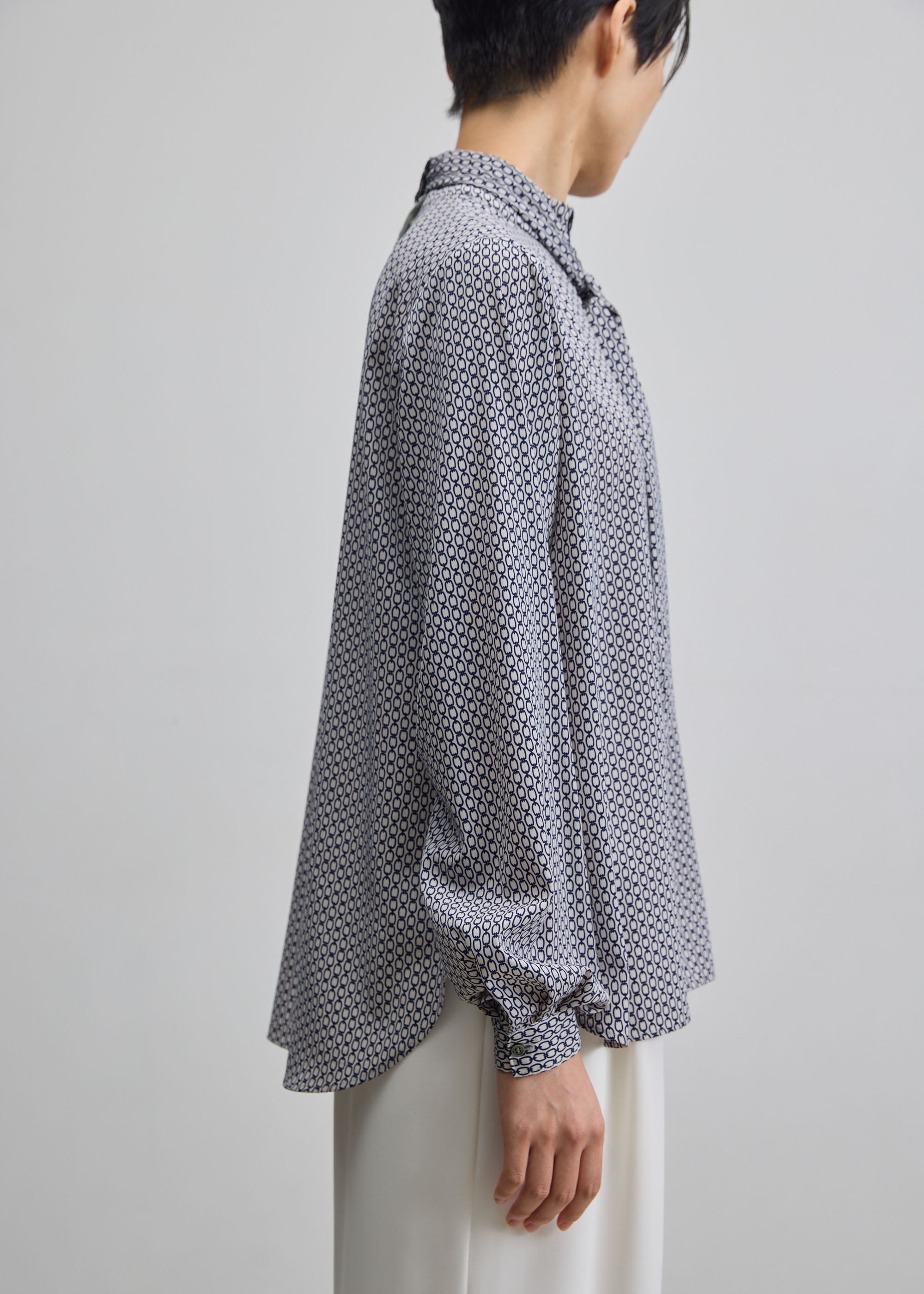 チェーン柄ボウタイブラウス - SOÉJU online store｜上質な大人の女性