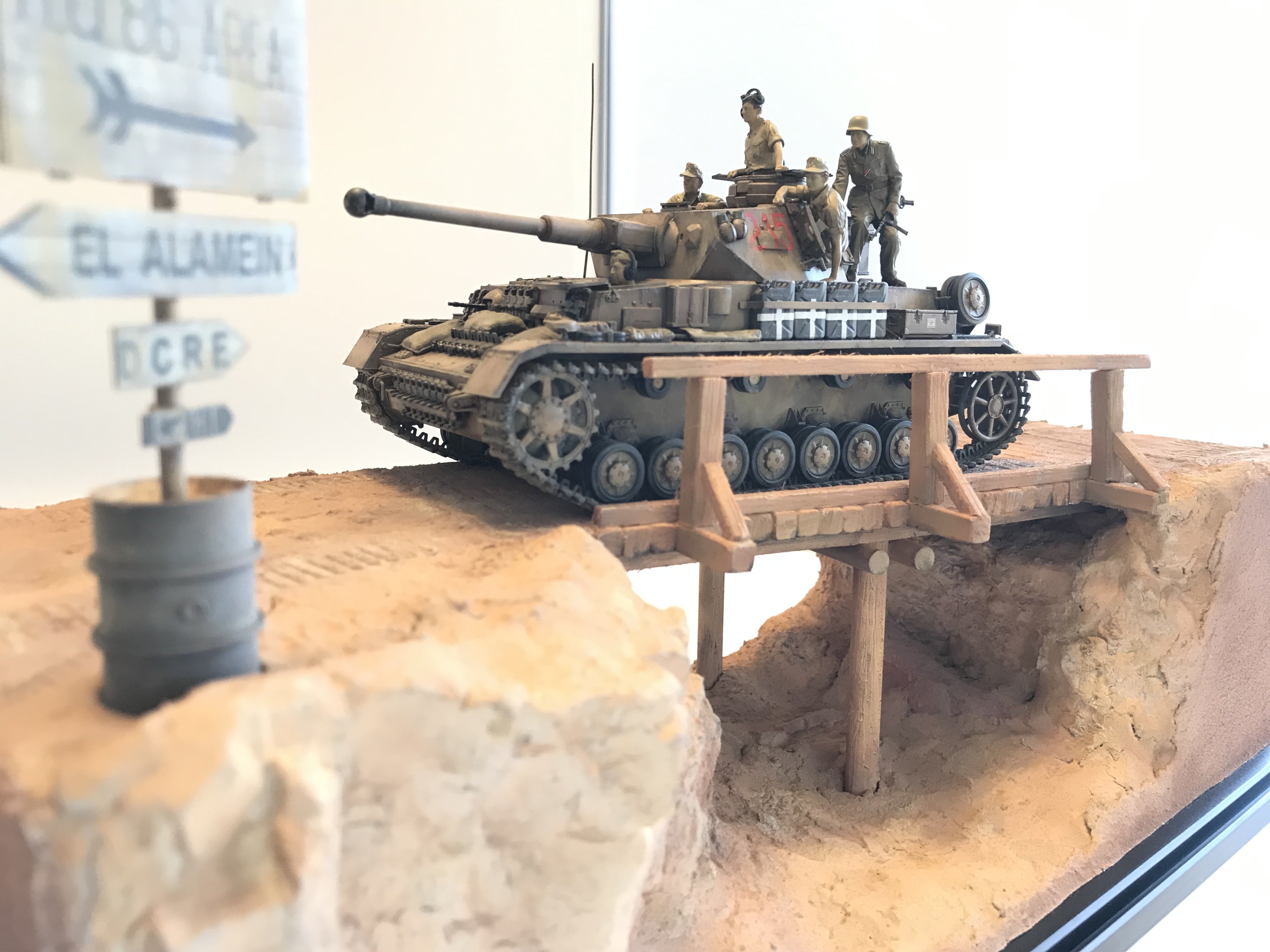 タミヤのドイツ4号戦車g型で砂漠の戦車ジオラマ作り方 戦車迷彩塗装