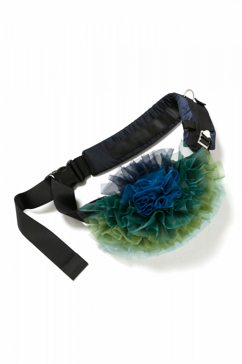 サカイとトモコイズミが夢のコラボレーション！ フリルのバッグや