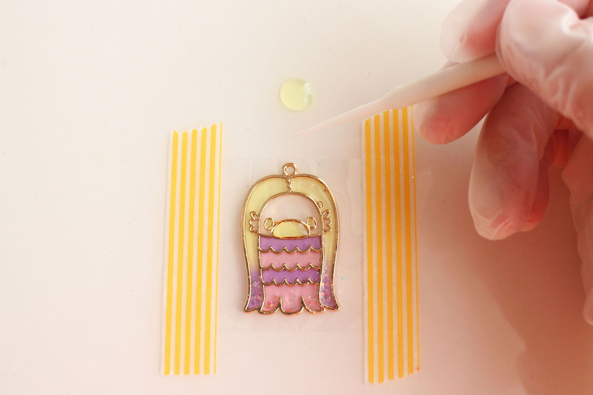 レジンで作るアマビエ様キーホルダーの作り方 | croccha