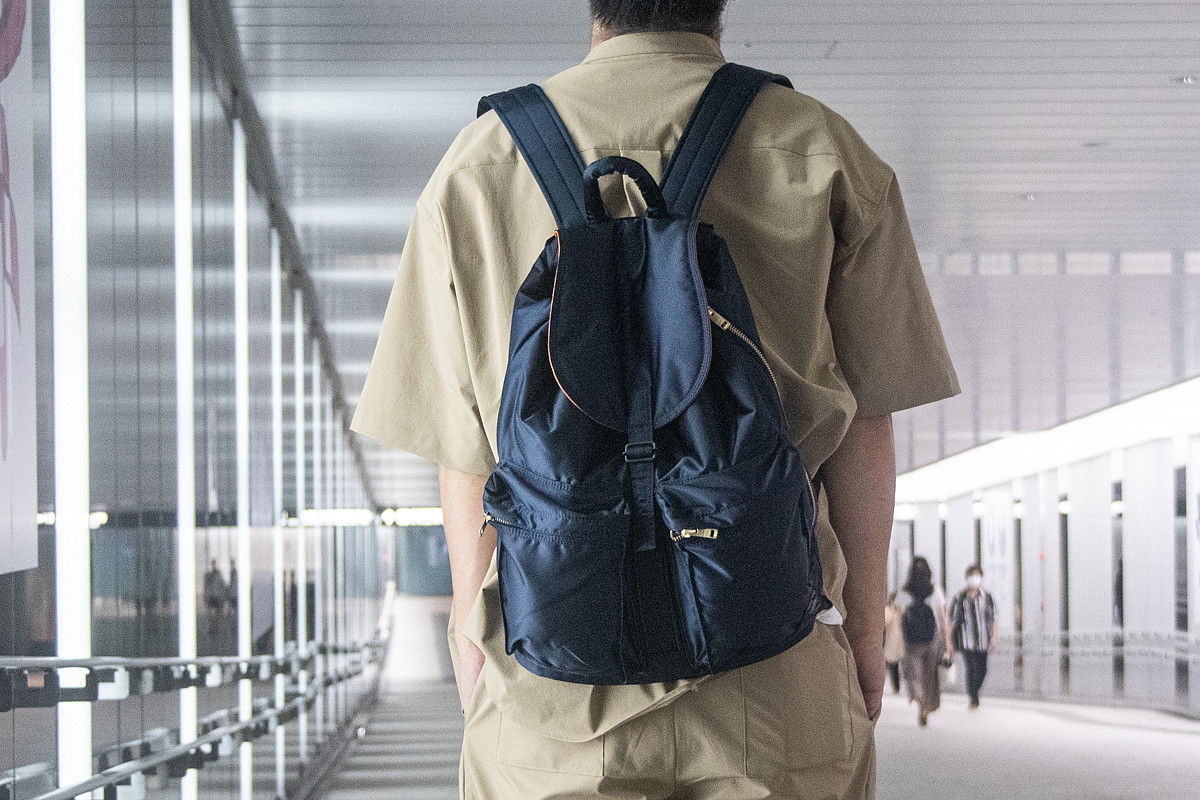 ポーターの名作「タンカー」の新色アイアンブルーはグッと大人な雰囲気