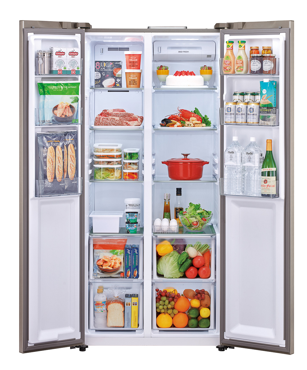 右に冷蔵室、左に冷凍室、バカッと開けば食材が一望できますよ