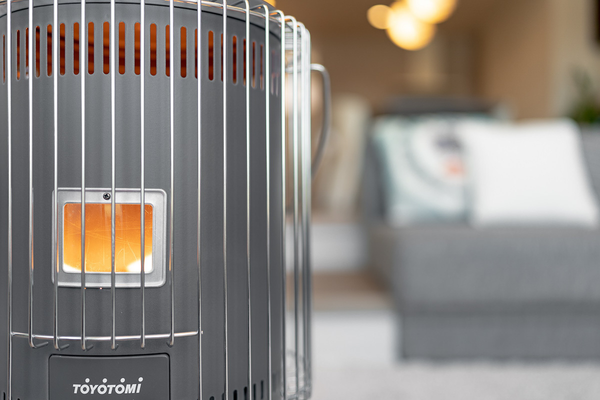 大人気トヨトミの「石油ストーブ」新色はグレー！リビングにもガレージ
