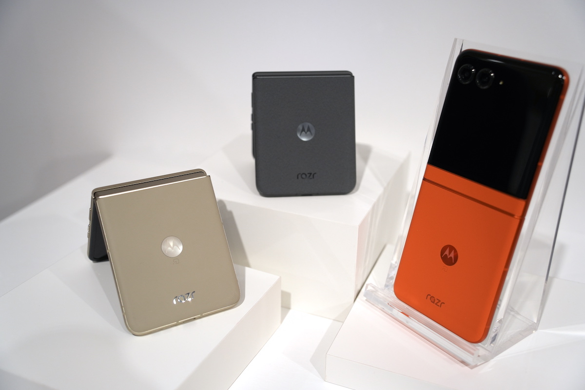 そろそろ買い!? 折りたたんだままで何でもできる「motorola razr 50