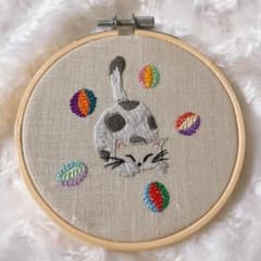 ハンドメイド 刺繍フレーム 猫 まり - メルカリ
